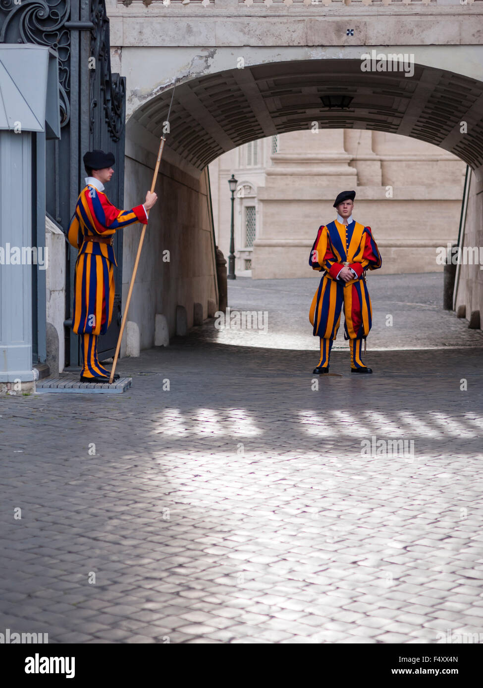 Deux membres de la Garde Suisse sentinel stand sur une entrée du côté de la Basilique Saint Pierre au Vatican, Rome. Banque D'Images