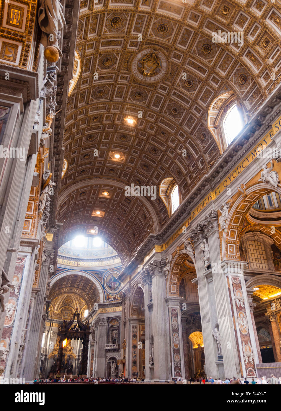 Intérieur de la Basilique Papale de Saint-Pierre, Vatican : voir le long de la nef, vers Maderno le choeur et l'autel baldacchino. Banque D'Images