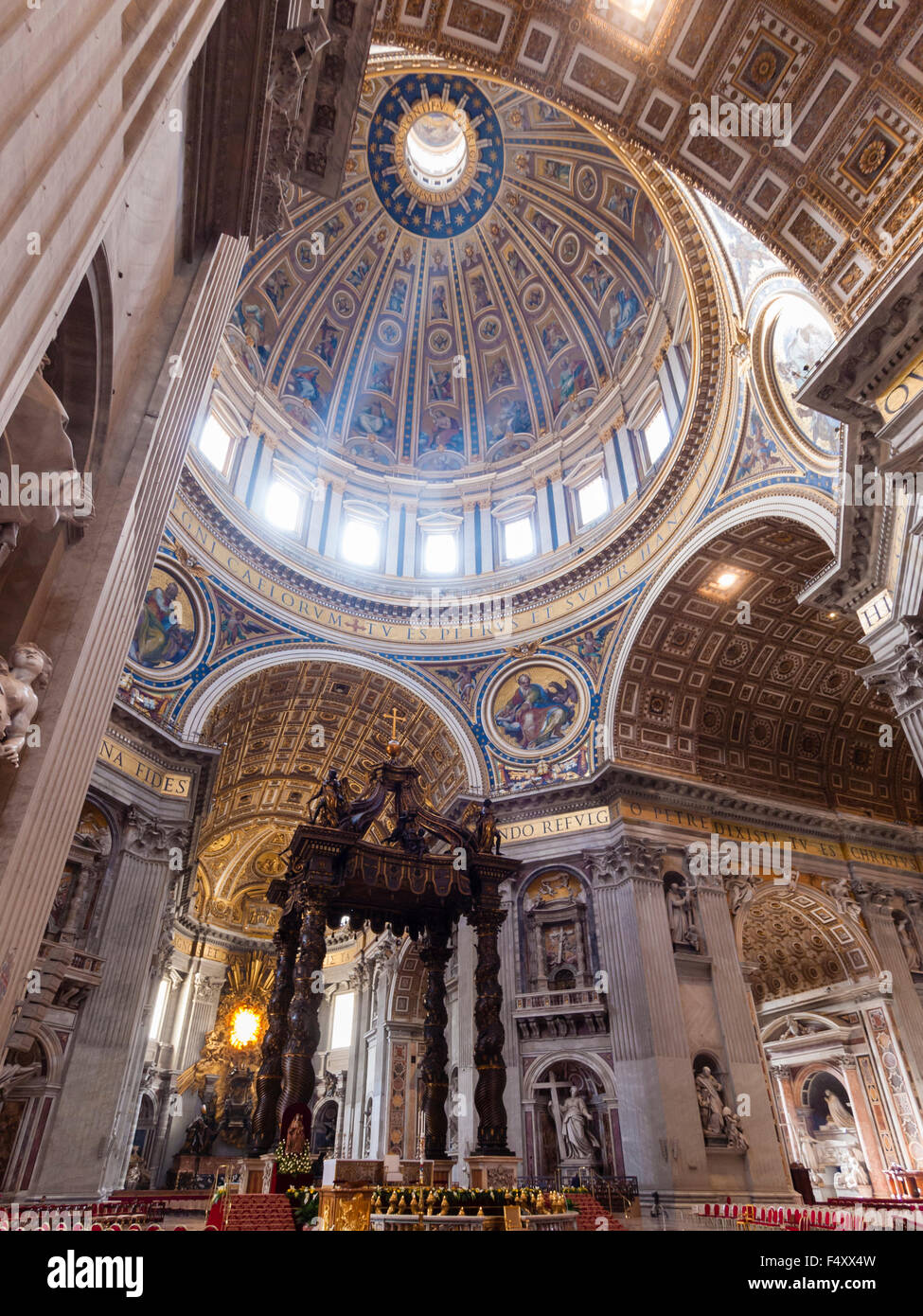 Intérieur de la Basilique Papale de Saint-Pierre, Vatican : choeur avec l'autel Bernini baldacchino sous la coupole principale. Banque D'Images