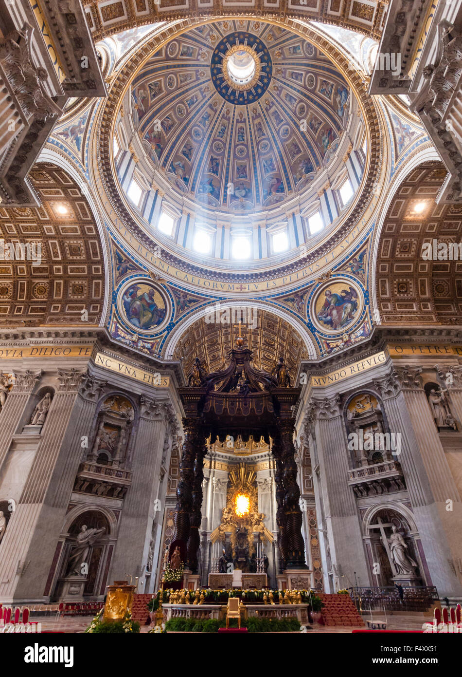 Intérieur de la Basilique Papale de Saint-Pierre, Vatican : choeur avec l'autel Bernini baldacchino sous la coupole principale. Banque D'Images