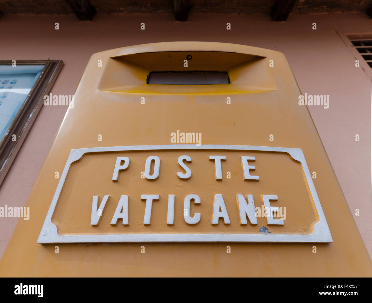 Boîte aux lettres de la poste vaticane, le service postal de souverain de la Cité du Vatican, à l'extérieur de l'étage supérieur de la Basilique Saint-Pierre, Vatican. Banque D'Images