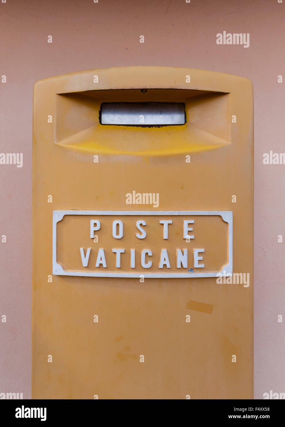 Boîte aux lettres de la poste vaticane, le service postal de souverain de la Cité du Vatican, à l'extérieur de l'étage supérieur de la Basilique Saint-Pierre, Vatican. Banque D'Images