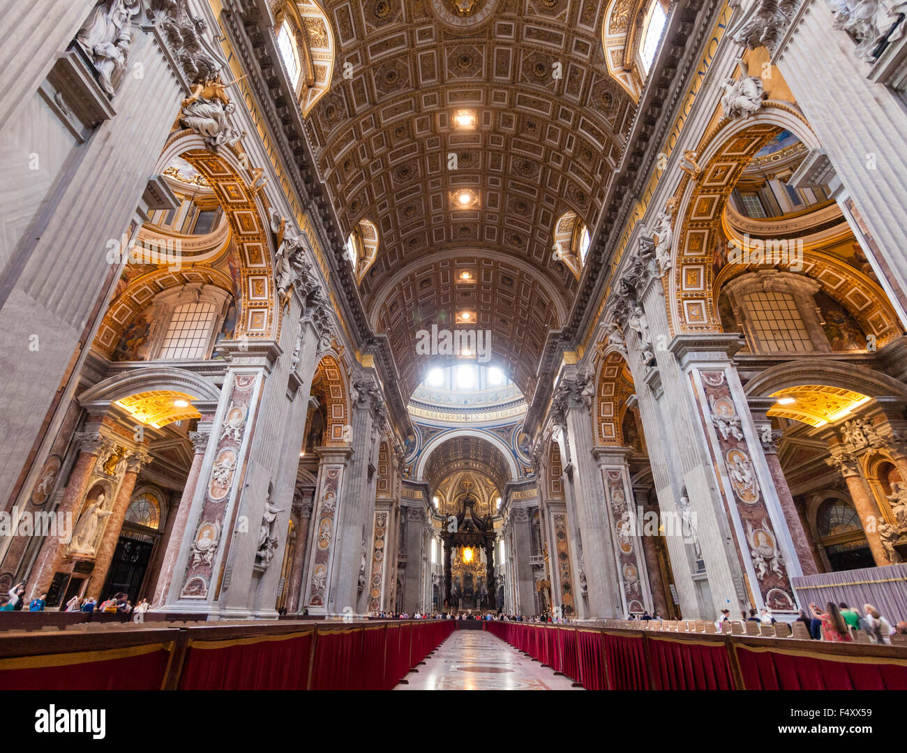 Intérieur de la Basilique Papale de Saint-Pierre, Vatican : voir le long de la nef, vers Maderno le choeur et l'autel baldacchino. Banque D'Images