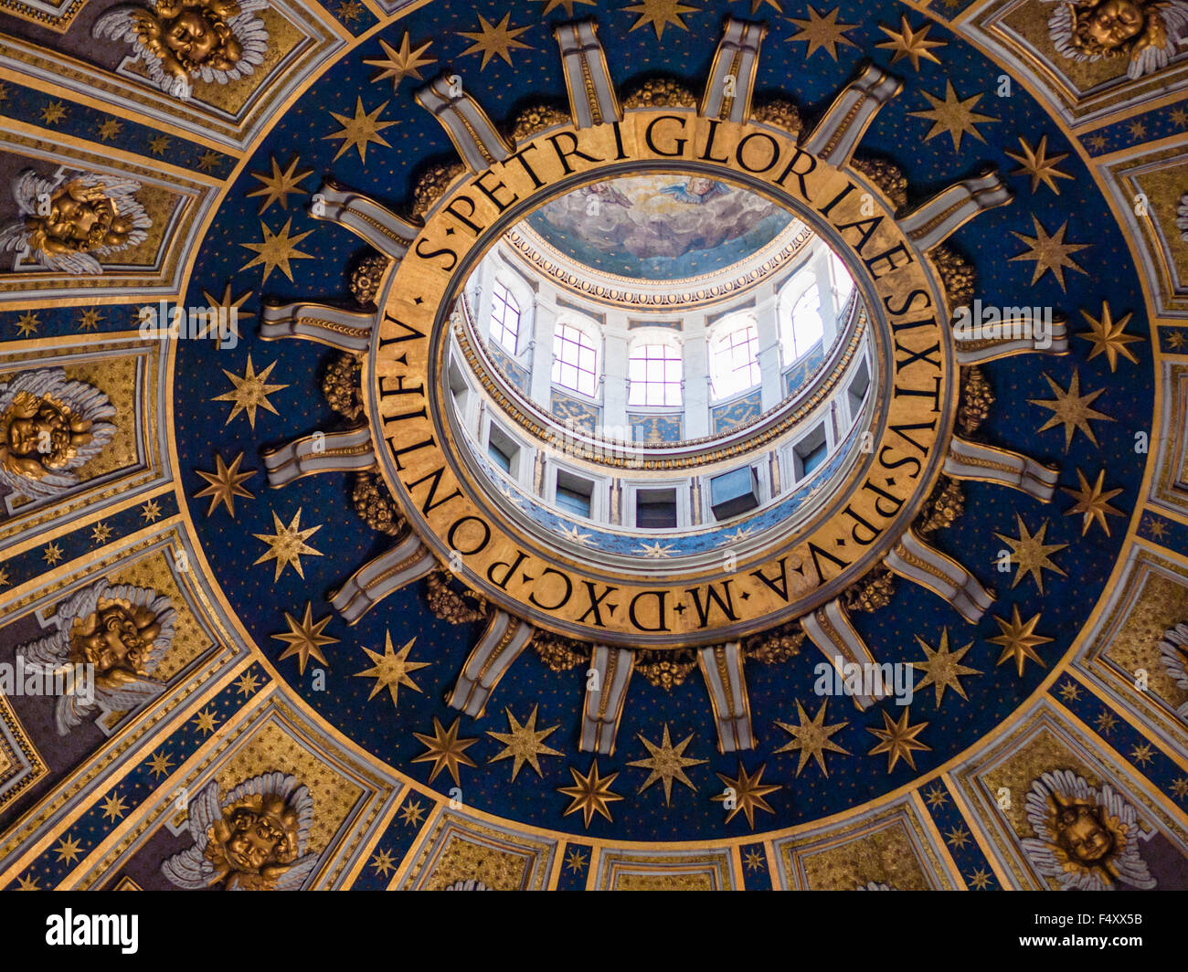 Vue de dessous de la coupole principale de la Basilique Saint-Pierre, Vatican. Banque D'Images