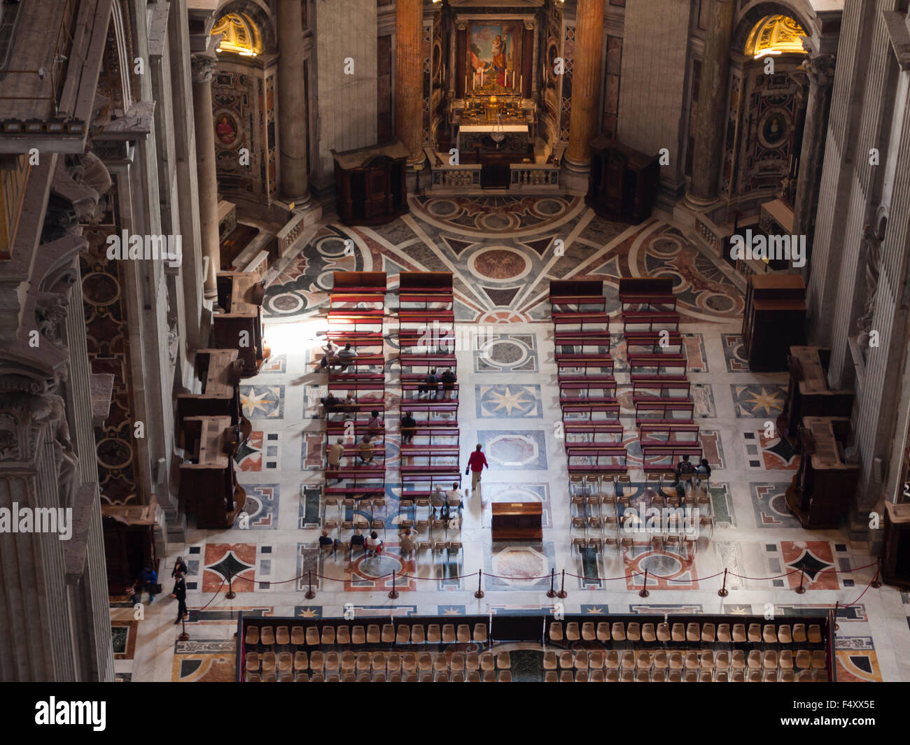 Vue d'ensemble sur les croyants dans le choeur de la nef latérale tranquille à l'intérieur de la Basilique Saint-Pierre, Vatican. Banque D'Images