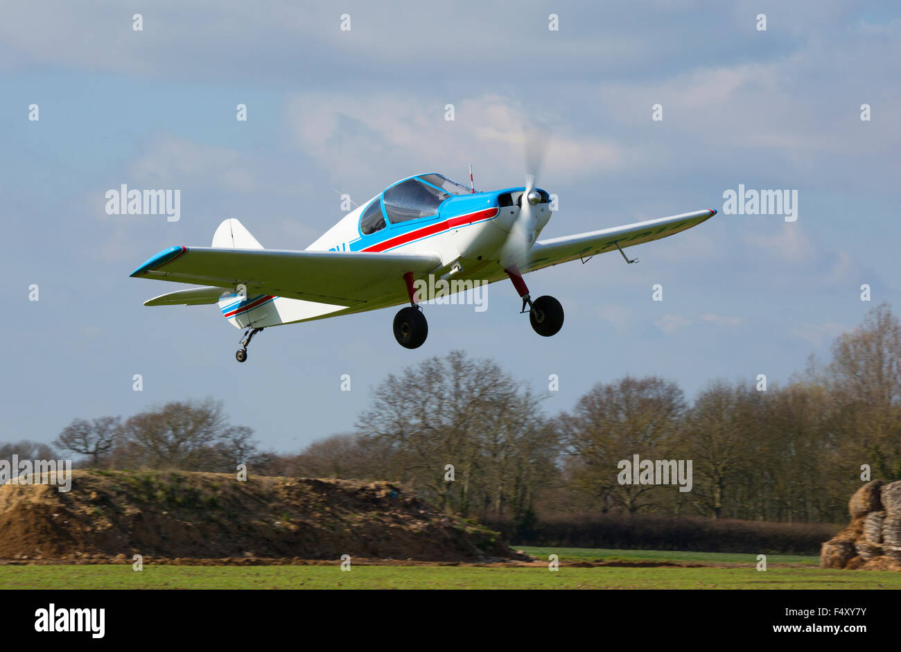 Minicab SIPA (JB01 Standard) G-ATPV en vol le décollage de Breighton Airfield Banque D'Images