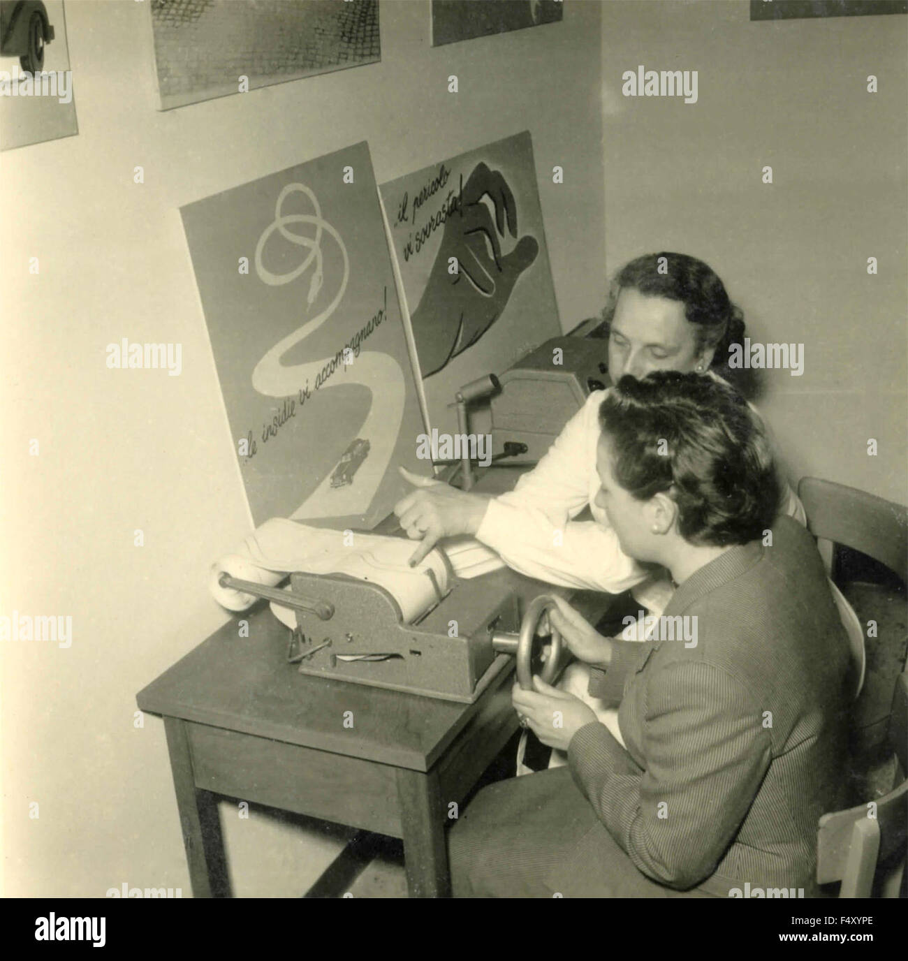 Une femme travaillant avec l'équipement de bureau, Italie Banque D'Images