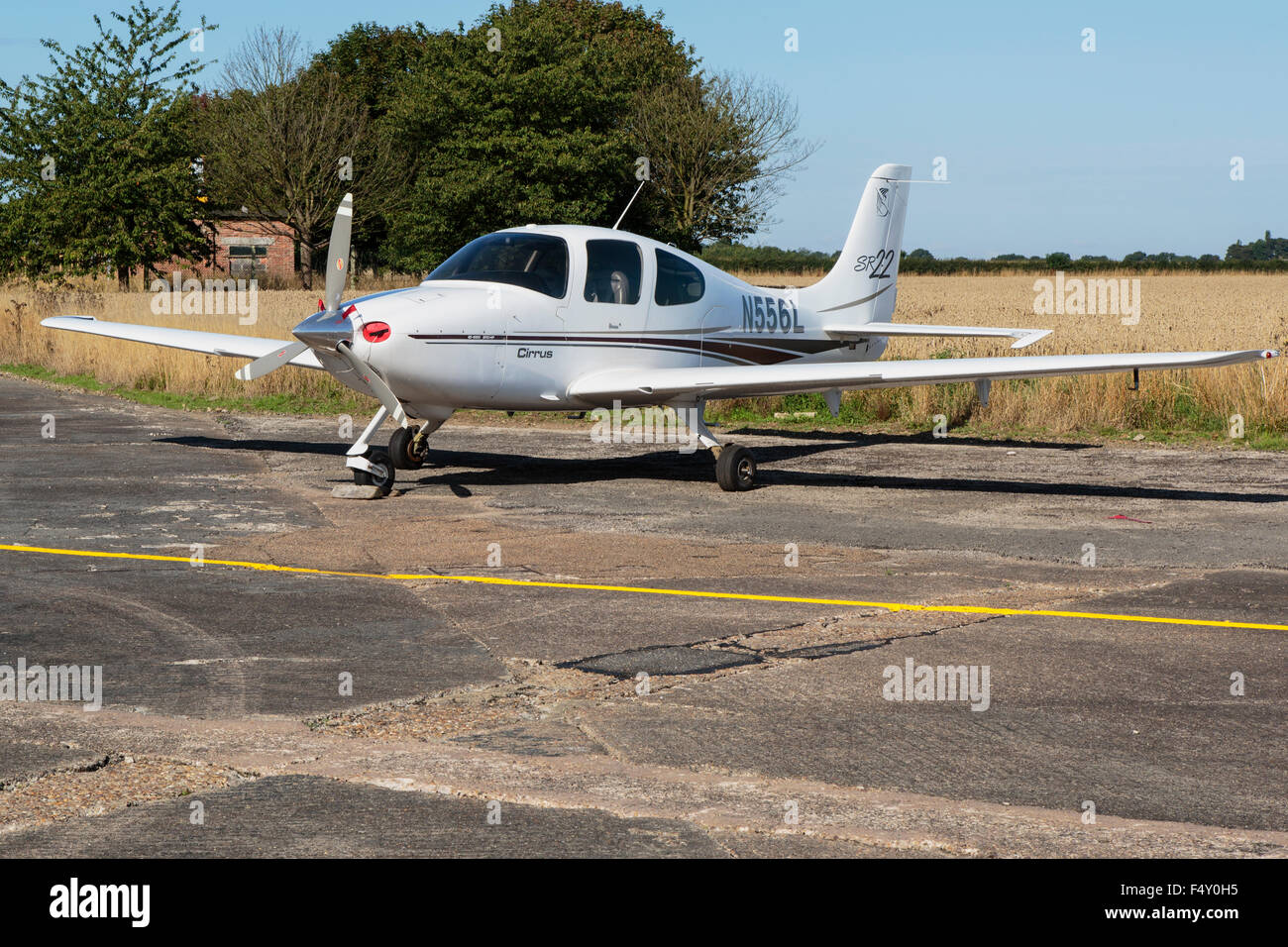 Cirrus SR22 N556G stationné à l'Aérodrome de Sturgate Banque D'Images