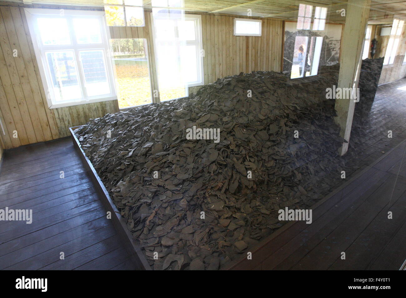 Sztutowo 24th, 2015 octobre des centaines de chaussures et vêtements ont été trouvés dans la forêt proche de l'ancien camp de concentration Nazi à Stutthof Sztutowo, dans le Nord de la Pologne. Les éléments sont soupçonnés d'avoir appartenu au camp des détenus. En général, les nouveaux détenus de camps de concentration nazis ont été dépouillés de leurs vêtements et leurs biens à l'arrivée. Environ 65 000 détenus sont morts dans le camp de la mort de Stutthof, fonctionna de 1939 septembre à mai 1945. Sur la photo : chaussures se sont réunis dans l'une des casernes à la mort de Stutthof camp Crédit : Michal Fludra/Alamy Live News Banque D'Images