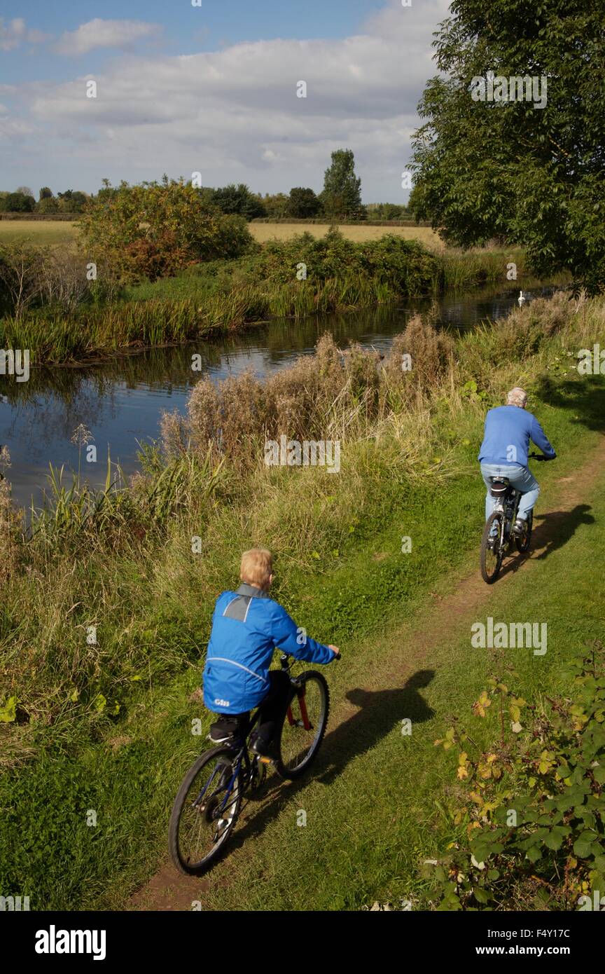 Les cyclistes sur chemin de halage du canal de Bridgewater & Taunton, Somerset Banque D'Images