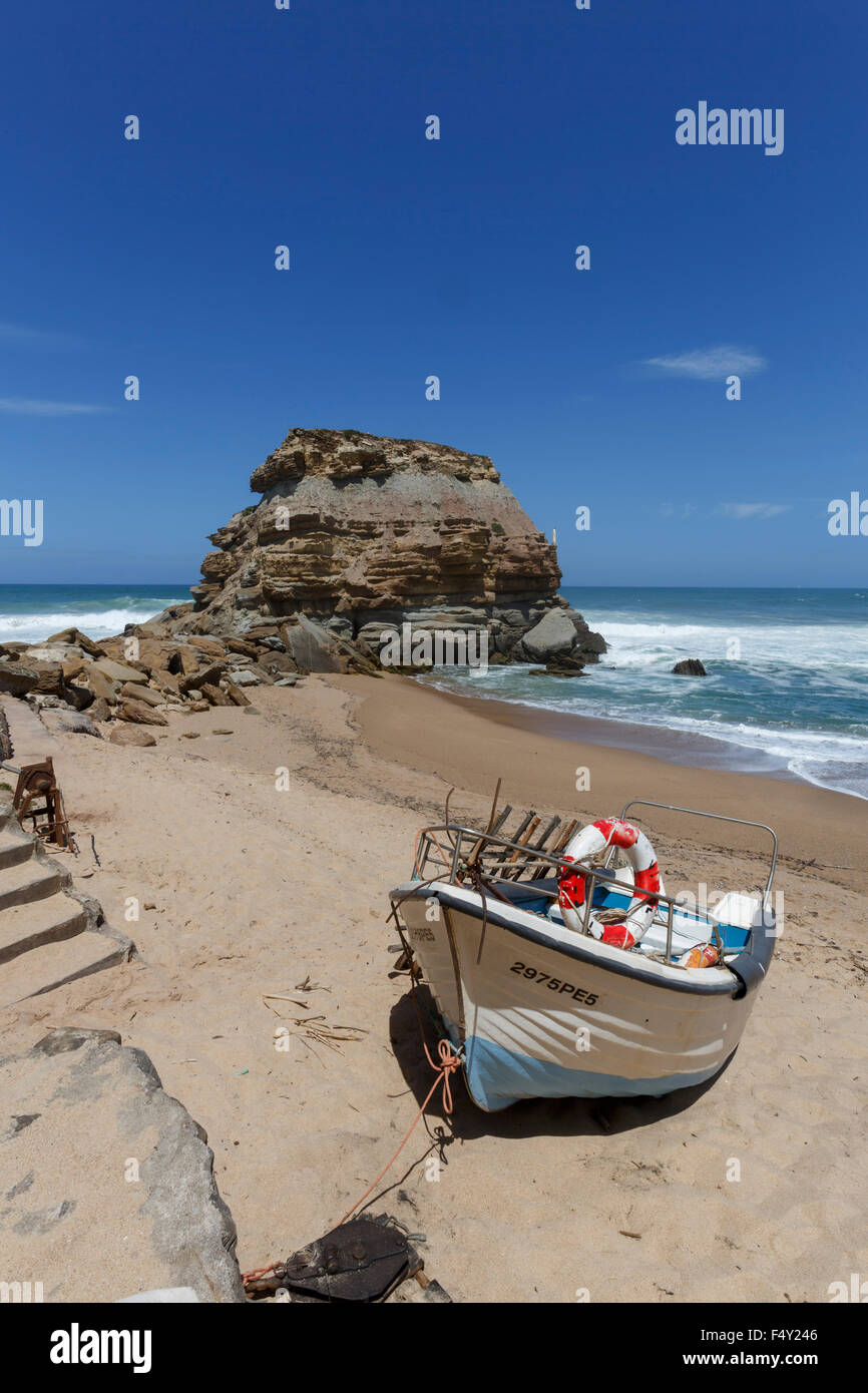 Bateau de pêche établi sur la plage de Porto Novo au Portugal Banque D'Images