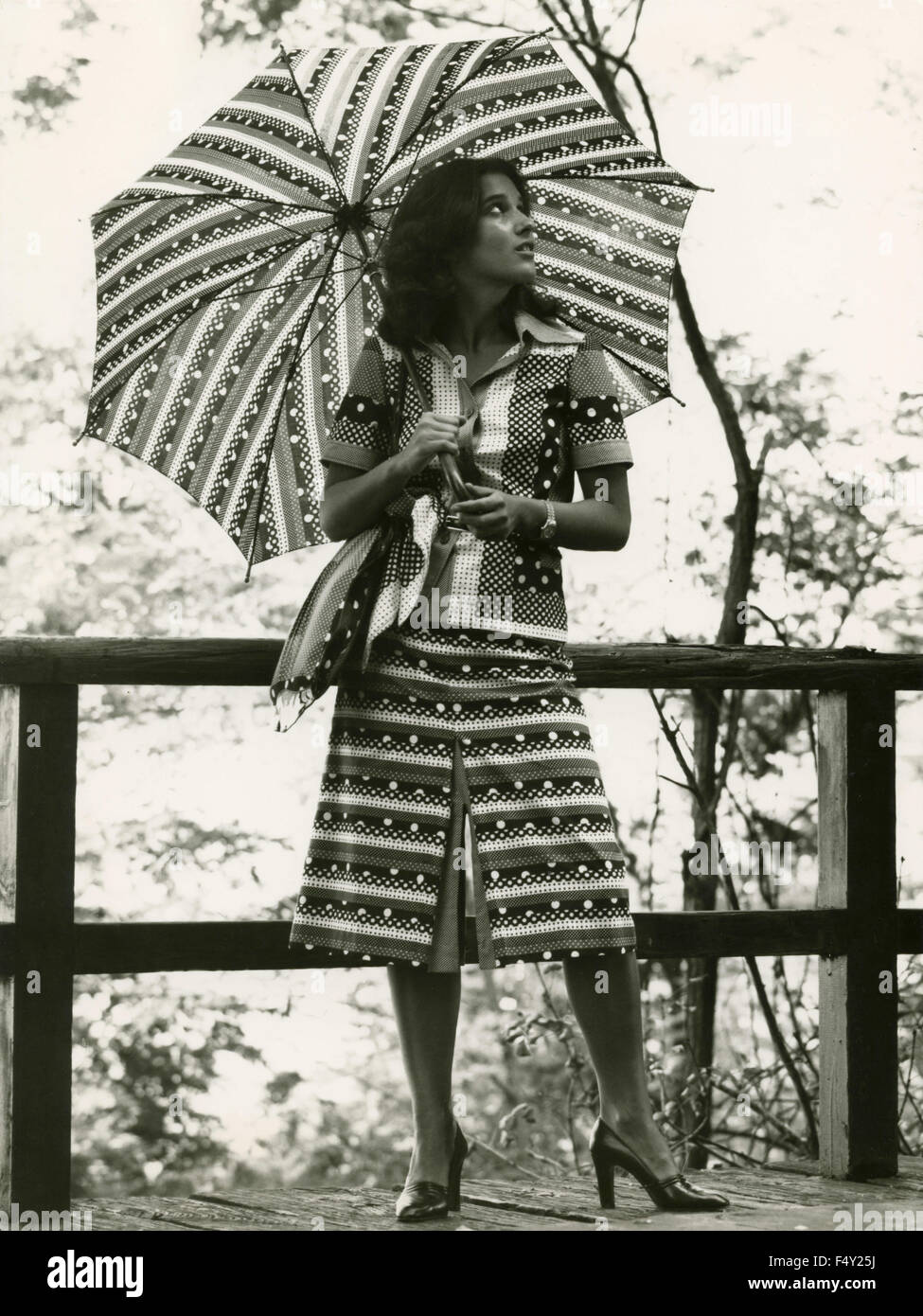 Un mannequin portant une jupe coordonnée, un chemisier, un parapluie et sac Banque D'Images