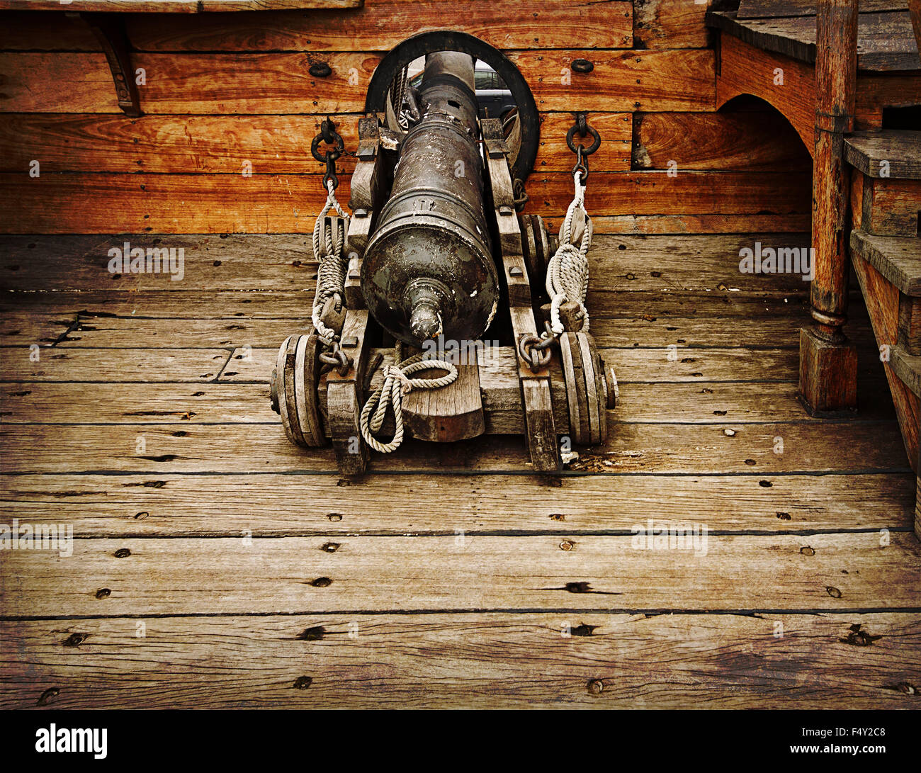 Un fusil prêt à faire feu sur un navire, la texture grunge ajouté Banque D'Images