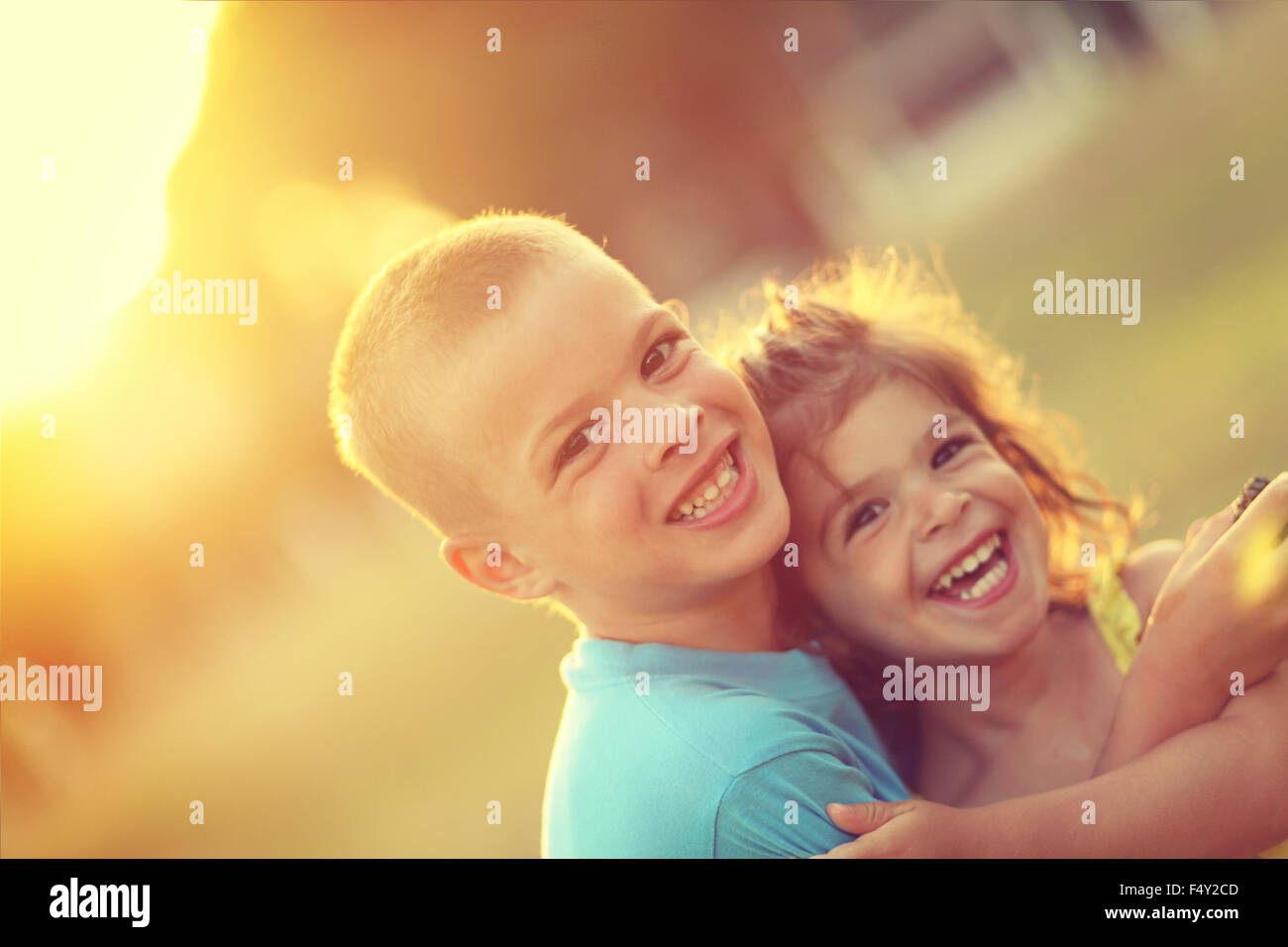 Frère et sœur en accolade avec amour et grand sourire heureux. Banque D'Images