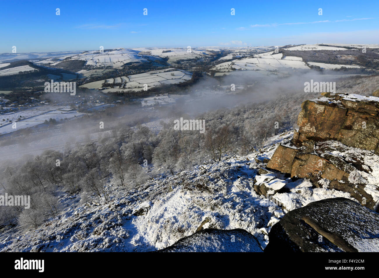 Janvier, hiver neige et brume sur la vallée, Curbar ; comté de Derbyshire Peak District National Park, Angleterre, Royaume-Uni Banque D'Images