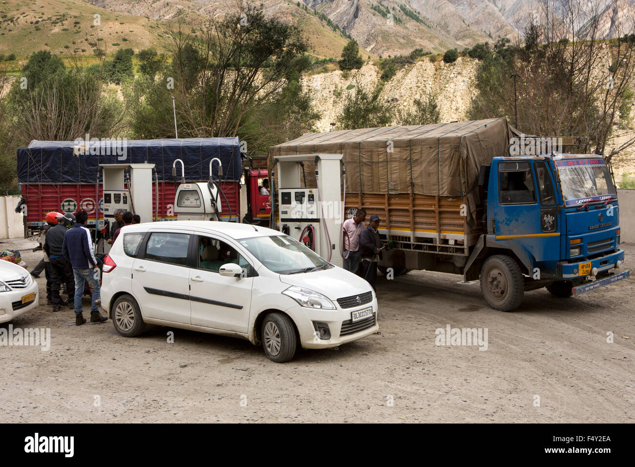 L'Inde, l'Himachal Pradesh, Lahaul et Spiti, tandi, camions et wagons à l'Indian Oil station de charge pour 365 km Banque D'Images