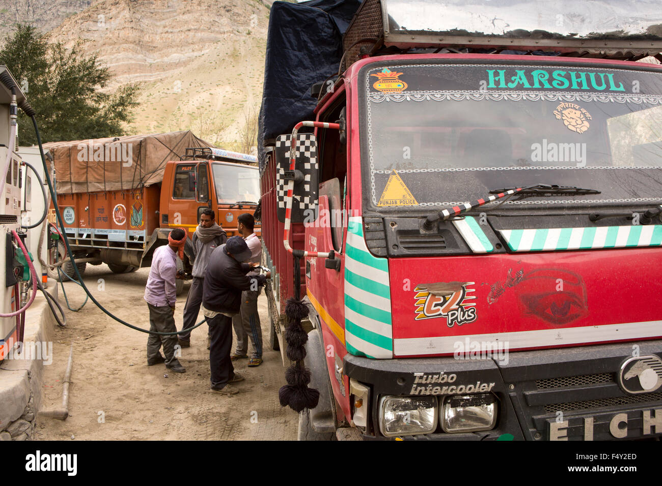 L'Inde, l'Himachal Pradesh, Lahaul et Spiti, tandi, chargement de camion avec le diesel à l'huile indienne dernière station de charge pour 365 km Banque D'Images