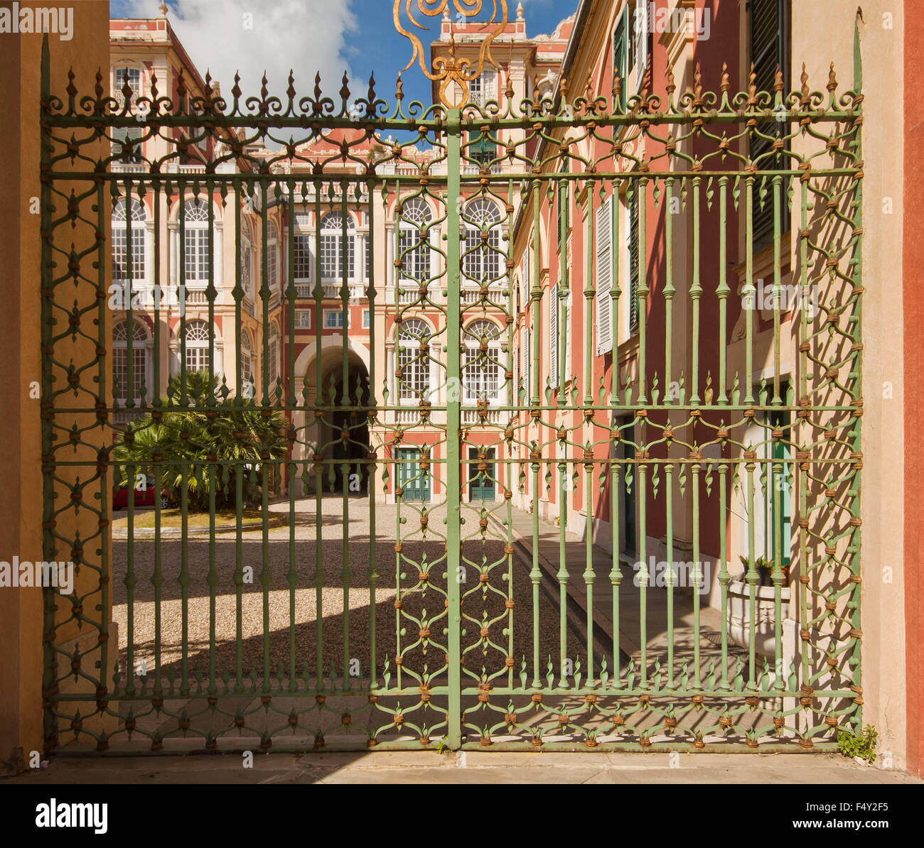 Palais Royal (Palazzo Reale ou Palazzo Stefano Balbi) à Gênes (Italie). Vue à travers la porte du jardin. Banque D'Images