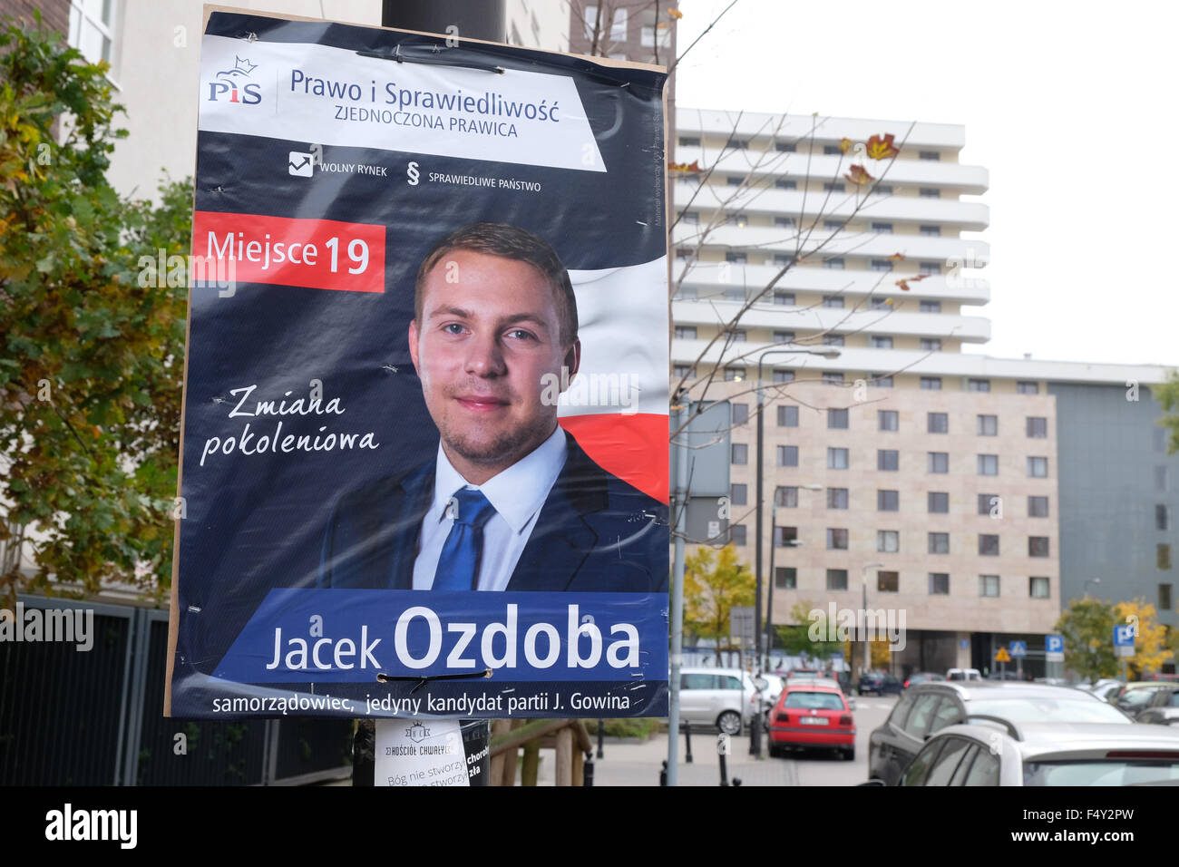 Varsovie, Pologne - Samedi 24 Octobre 2015 - Dernier jour de campagne avant l'élection générale, le dimanche 25 octobre 2015. Cette affiche présente un candidat à la droite du centre Prawo i Sprawiedliwosc ( PiS ) partie qui sont actuellement dans l'opposition mais sont en avance dans les sondages d'opinion finale. Banque D'Images