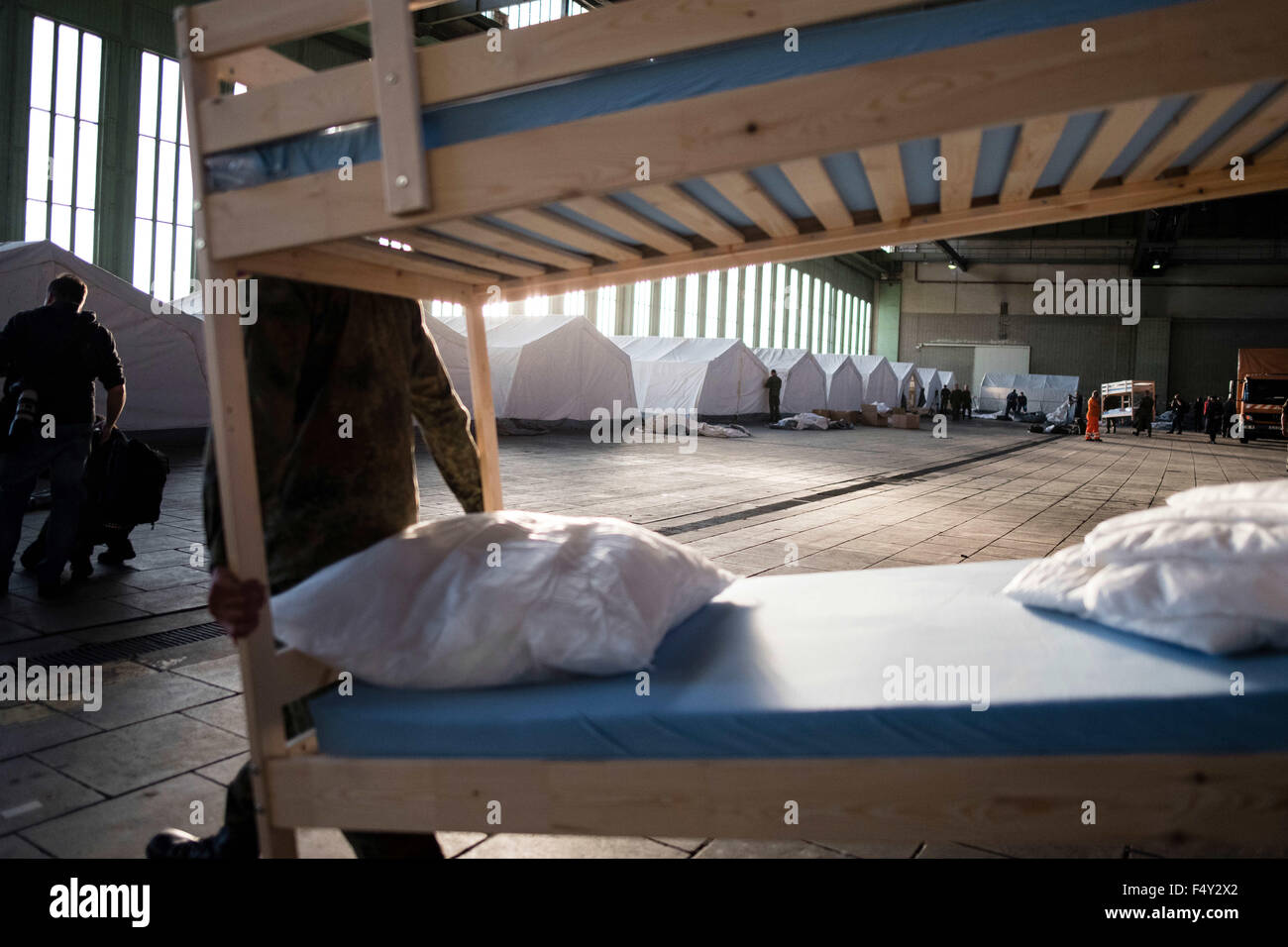 Berlin, Allemagne. 24 Oct, 2015. Soldats de la Bundeswehr allemande porter superposé dans un hangar à l'ancien aéroport de Tempelhof à mis en place un centre d'accueil pour les réfugiés à Berlin, Allemagne, 24 octobre 2015. Photo : GREGOR FISCHER/dpa/Alamy Live News Banque D'Images