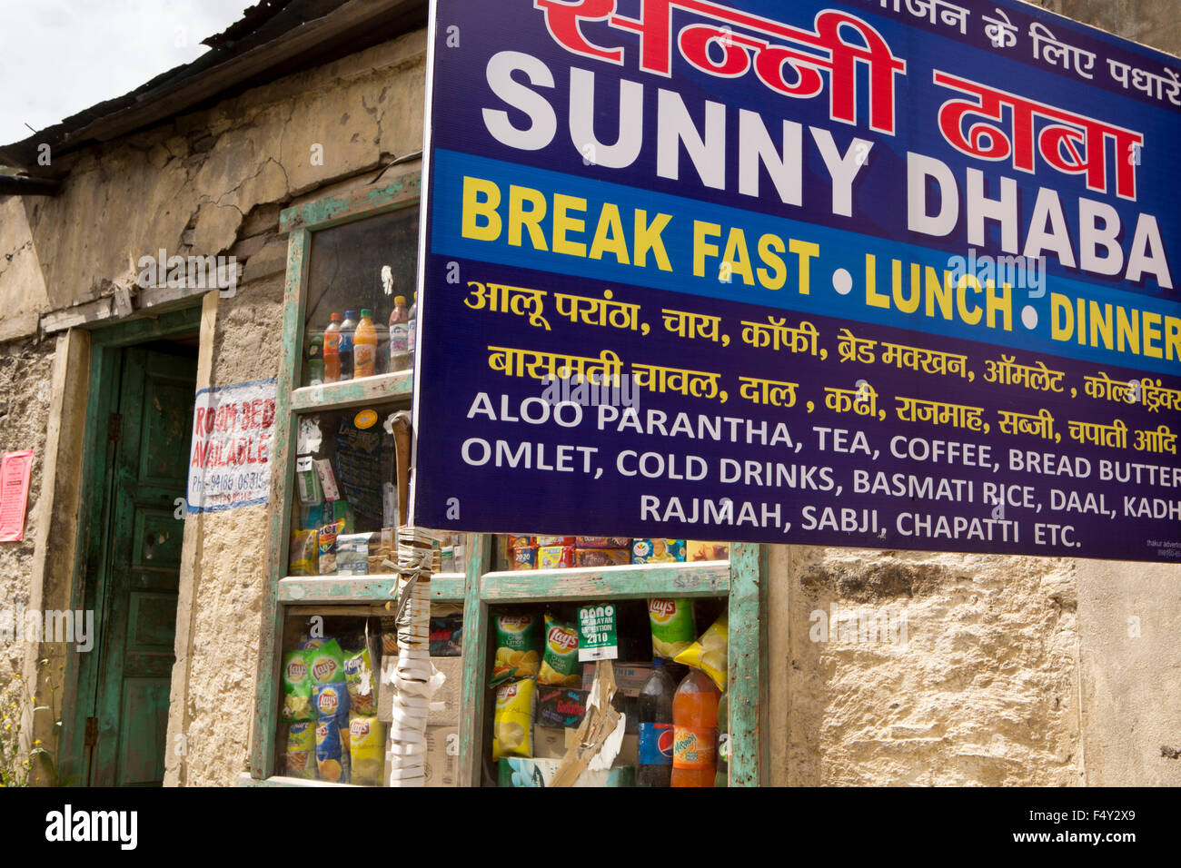 L'Inde, l'Himachal Pradesh, le Lahaul Valley, Khoksar, ensoleillée, petit café en bordure de Dhaba au point de contrôle de police Banque D'Images