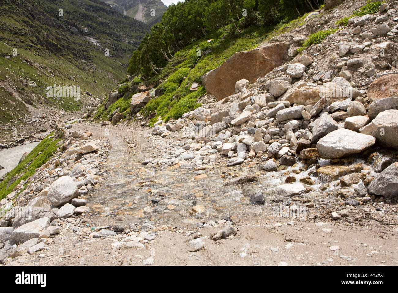 L'Inde, l'Himachal Pradesh, le Lahaul Valley, Chhatru, sur route pour les chutes de Spiti à côté de la rivière Chandra Banque D'Images