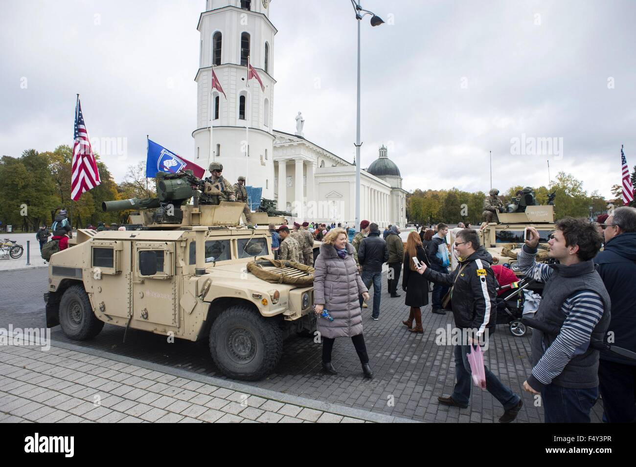 Vilnius, Lituanie. 24 Oct, 2015. Les soldats américains de la 173e Brigade aéroportée exposent leurs armes au peuple lituanien à Vilnius, en Lituanie, le 24 octobre 2015. Aux États-Unis a commencé à envoyer les forces de rotation pour la Lituanie depuis le printemps de 2014, et conjointement à des exercices avec les troupes de la Lituanie ainsi que d'autres alliés de l'OTAN. Alfredas Crédit : Pliadis/Xinhua/Alamy Live News Banque D'Images