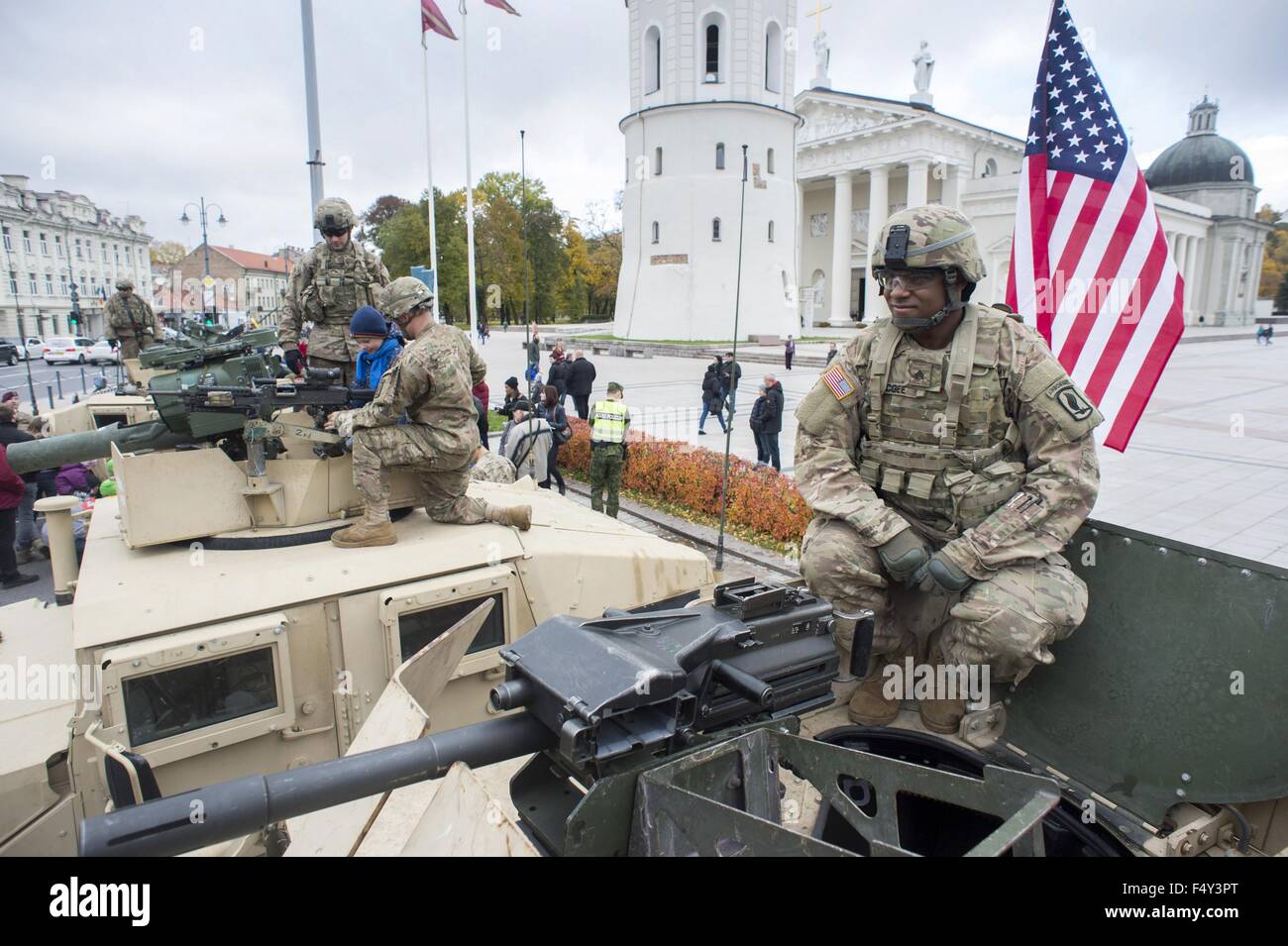 Vilnius, Lituanie. 24 Oct, 2015. Les soldats américains de la 173e Brigade aéroportée exposent leurs armes au peuple lituanien à Vilnius, en Lituanie, le 24 octobre 2015. Aux États-Unis a commencé à envoyer les forces de rotation pour la Lituanie depuis le printemps de 2014, et conjointement à des exercices avec les troupes de la Lituanie ainsi que d'autres alliés de l'OTAN. Alfredas Crédit : Pliadis/Xinhua/Alamy Live News Banque D'Images
