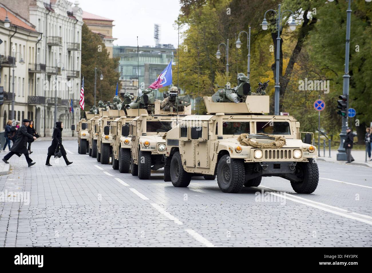 Vilnius, Lituanie. 24 Oct, 2015. Les soldats américains de la 173e Brigade aéroportée exposent leurs armes au peuple lituanien à Vilnius, en Lituanie, le 24 octobre 2015. Aux États-Unis a commencé à envoyer les forces de rotation pour la Lituanie depuis le printemps de 2014, et conjointement à des exercices avec les troupes de la Lituanie ainsi que d'autres alliés de l'OTAN. Alfredas Crédit : Pliadis/Xinhua/Alamy Live News Banque D'Images