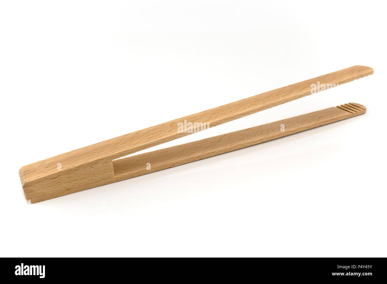 L'alimentation en bois pincette isolated on white Banque D'Images