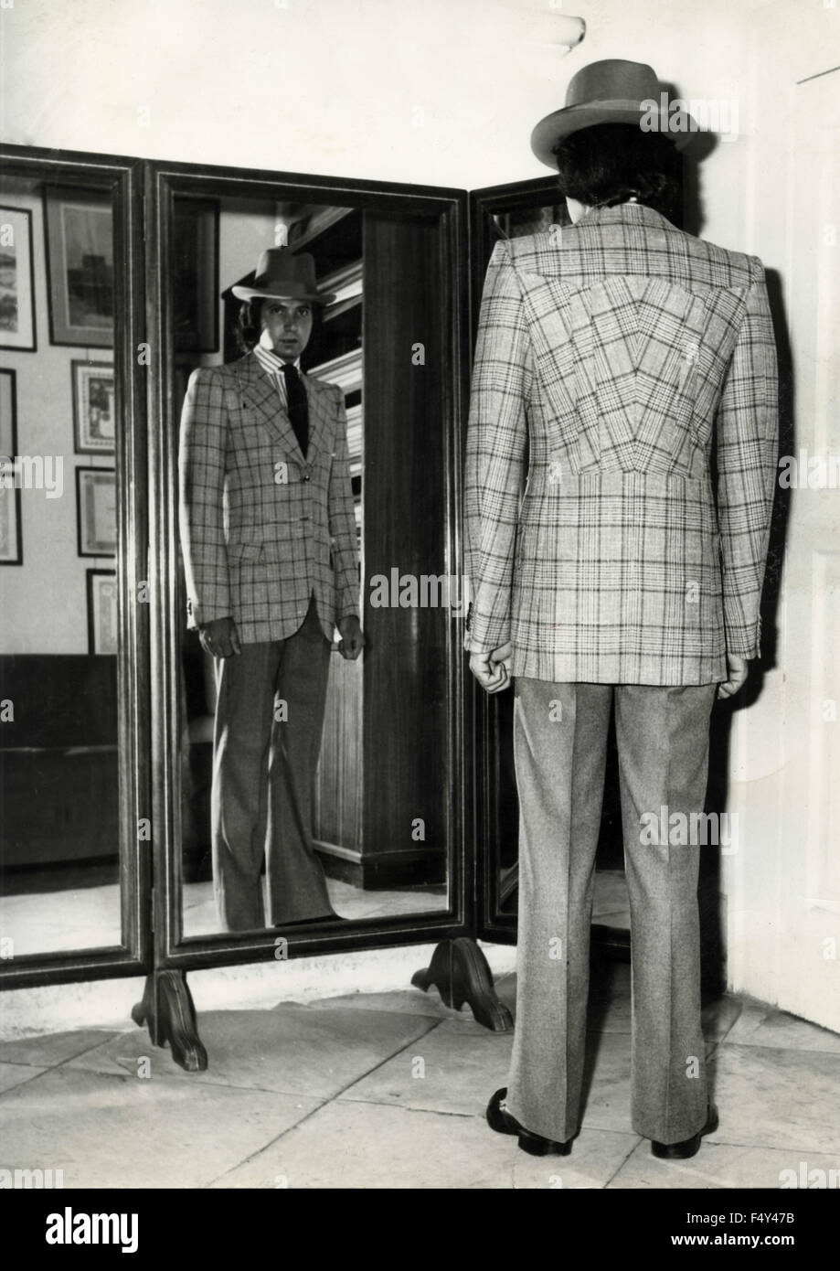 Un homme portant une veste à carreaux et un chapeau, Italie Banque D'Images