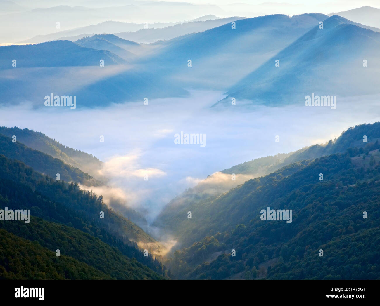 Matin d'automne sur la montagne avec sunbeam et haze Banque D'Images