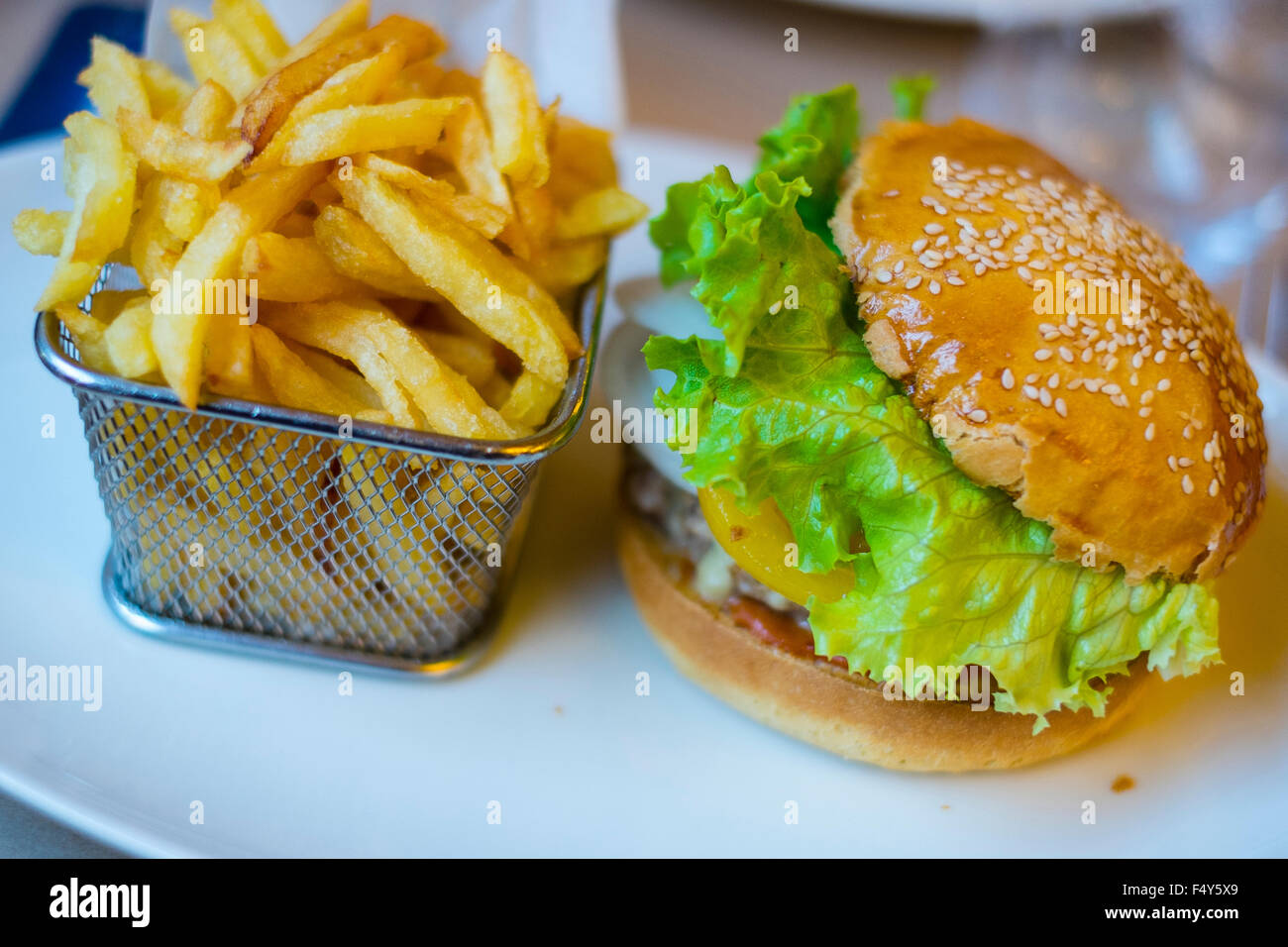 Hamburger et frites dans un restaurant à Morlaix, France Banque D'Images