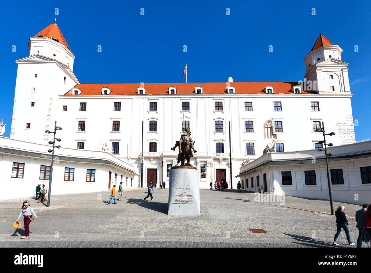 BRATISLAVA, Slovaquie - 23 septembre 2015 : les touristes près de statue du roi Svatopluk I à la Cour d'honneur de Bratislava cast Banque D'Images