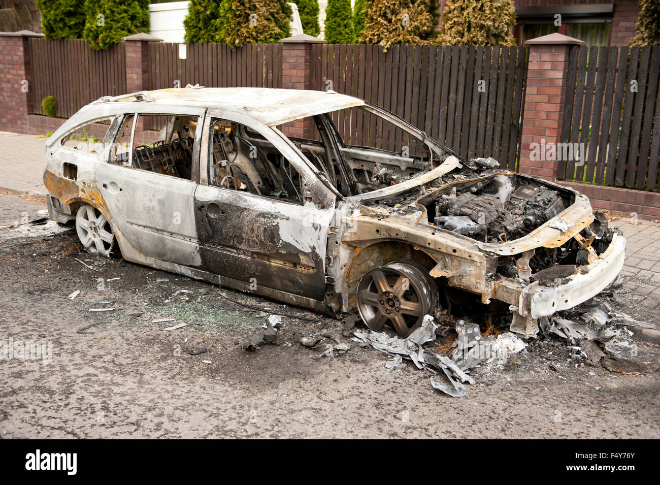 Voiture brûlée dans l'incendie criminel incendie, accident de voiture blanche à la chaussée en Pologne, gâté voiture vide dans le feu, d'accidents de véhicules calcinés et d'ordure Banque D'Images