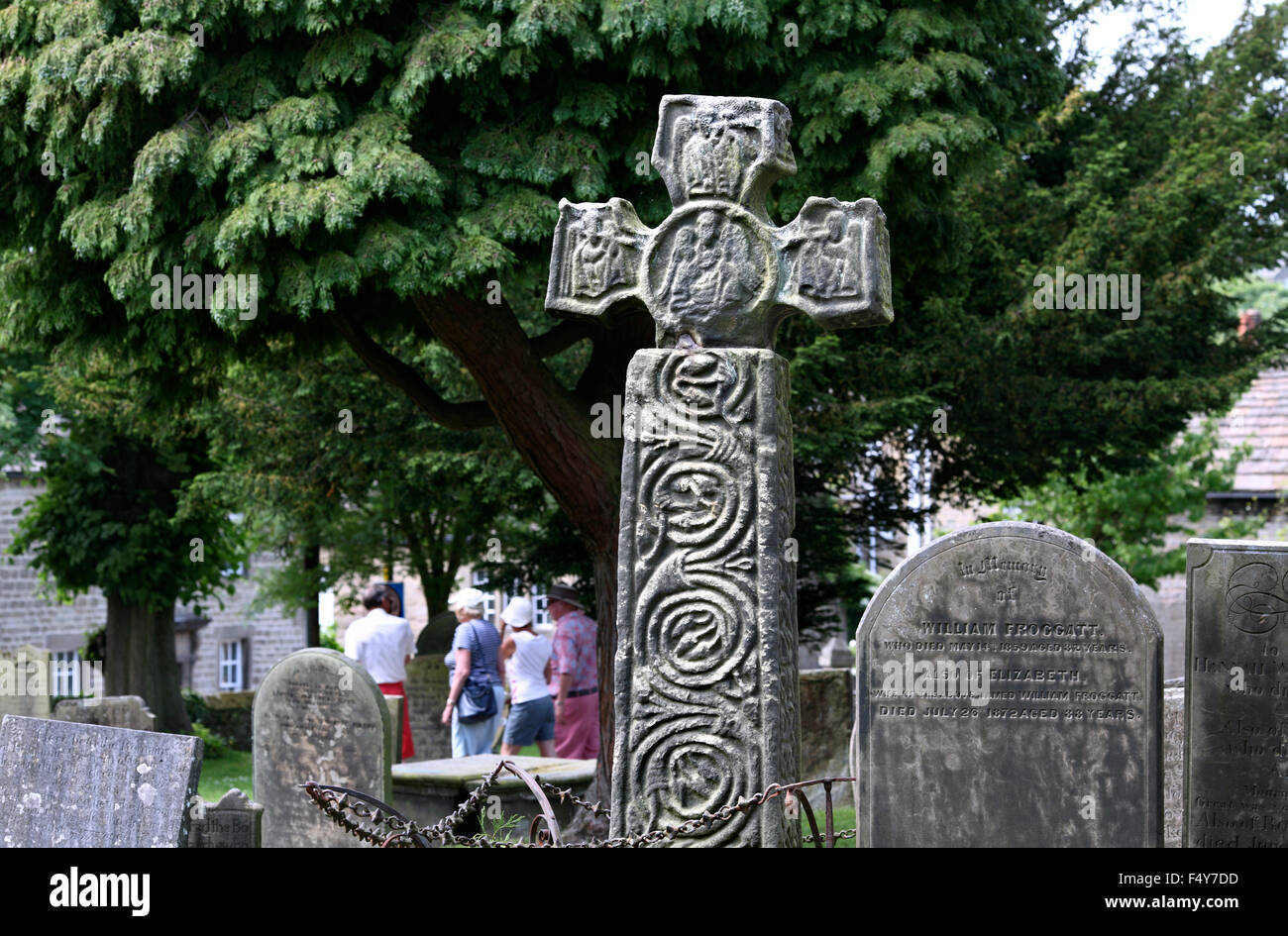 Eyam croix, d'un début Du ixe siècle Saxon croix en pierre dans le cimetière de l'église Saint-Laurent, Eyam, Derbyshire. Banque D'Images