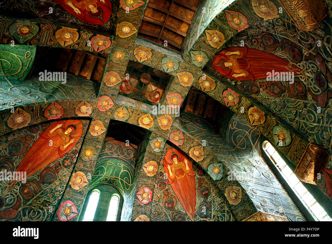 L'richement décorés plafond de la chapelle de Watts. Banque D'Images