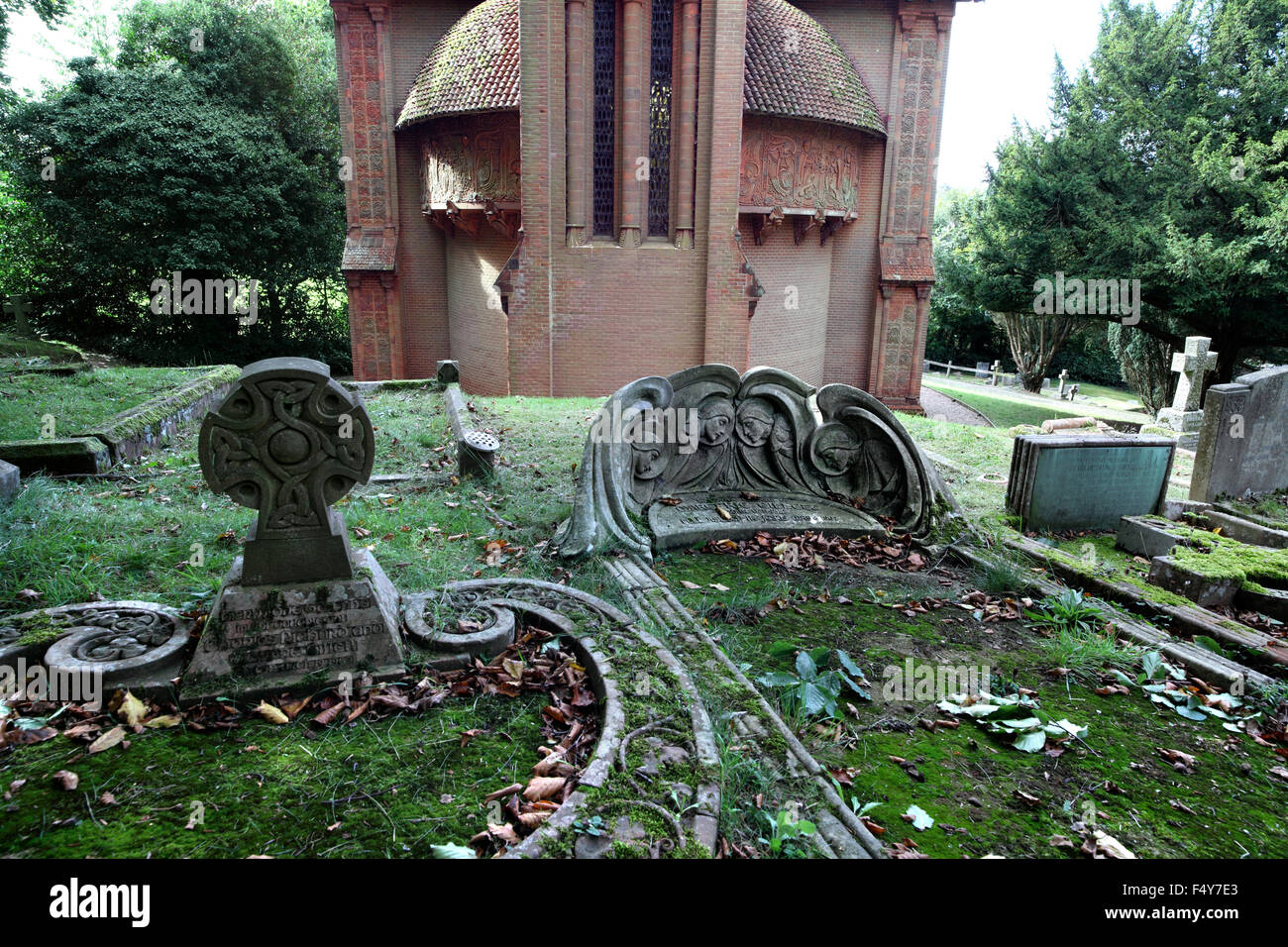 Le Watts Chapelle, Compton Surrey, avec des pierres tombales de l'Art Nouveau à l'avant-plan. Banque D'Images