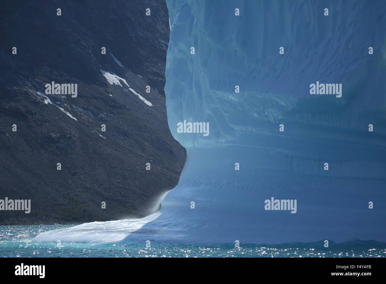 Le Groenland, Skjoldungen Fjord, Close up de vent qui souffle au large d'énormes icebergs glaciaire. Banque D'Images