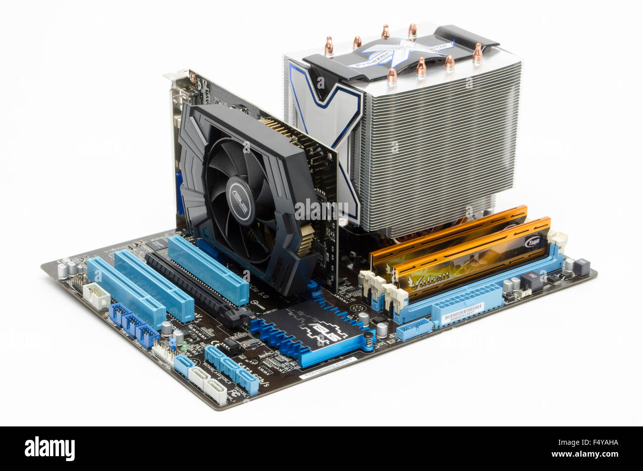 Carte mère ASUS avec congélateur refroidisseur Arctique Xtreme CPU cooler, Vulcan de l'équipe de mémoire vive DDR3, carte graphique ASUS et in situ. Banque D'Images