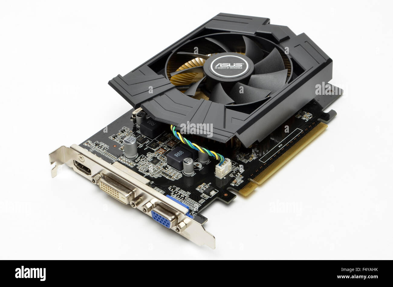 ASUS Nvidia GeForce GT 740 OC surcadencé carte graphique hautes performances sur un fond blanc. Banque D'Images