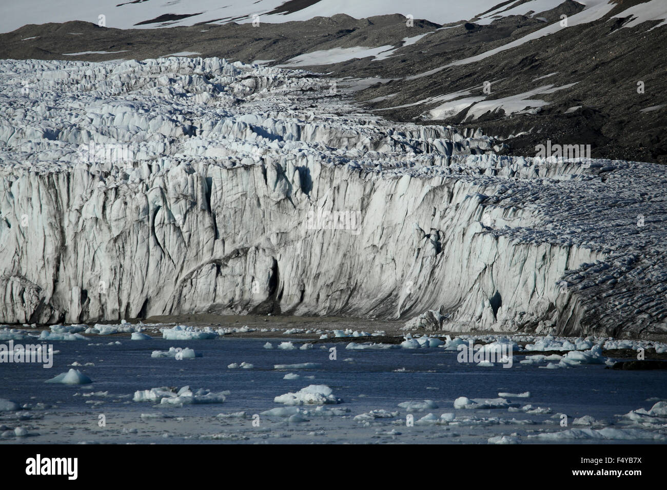 Arctique, l'archipel du Svalbard, Hornsund, Hansbreen. Close up de glacier en retrait face rock exposant. Banque D'Images