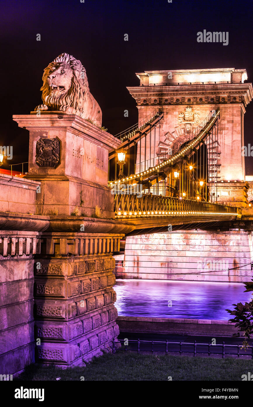 Vue de nuit sur le célèbre Pont des Chaînes à Budapest, Hongrie. Le nom hongrois de la 203 mètres de long pont est Lanchid ou Szech Banque D'Images