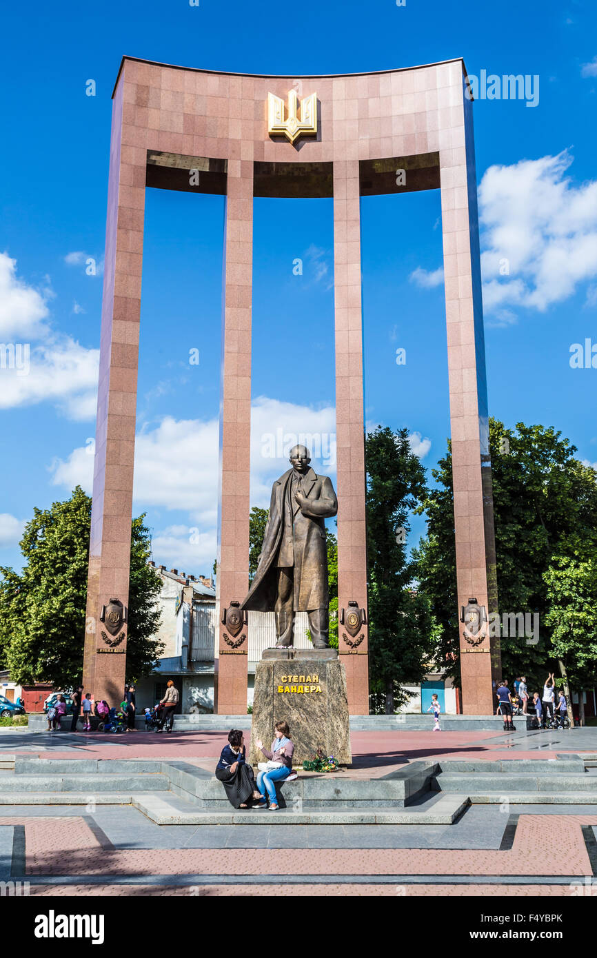 LVIV, UKRAINE - 5 SEPTEMBRE : chef du mouvement national ukrainien Stepan Bandera monument Le 5 septembre 2013 à Lviv, Ukraine Banque D'Images