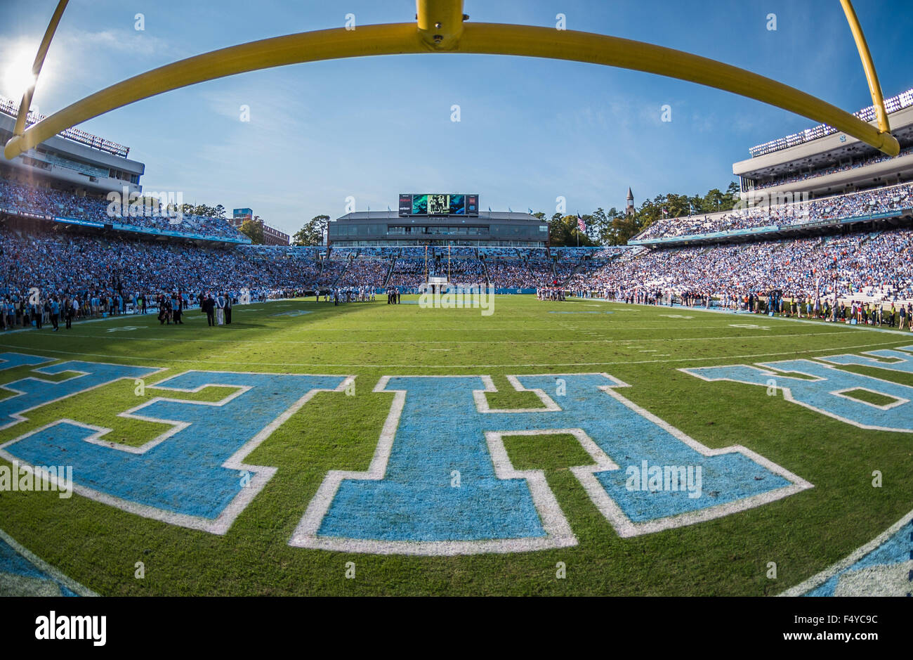 Chapel Hill, NC, USA. 24 Oct, 2015. NCAA Football match entre les cavaliers de l'Université de Virginie et l'Université de Caroline du Tar Heels à Kenan Memorial Stadium à Chapel Hill, NC. Reagan Lunn/CSM/Alamy Live News Banque D'Images
