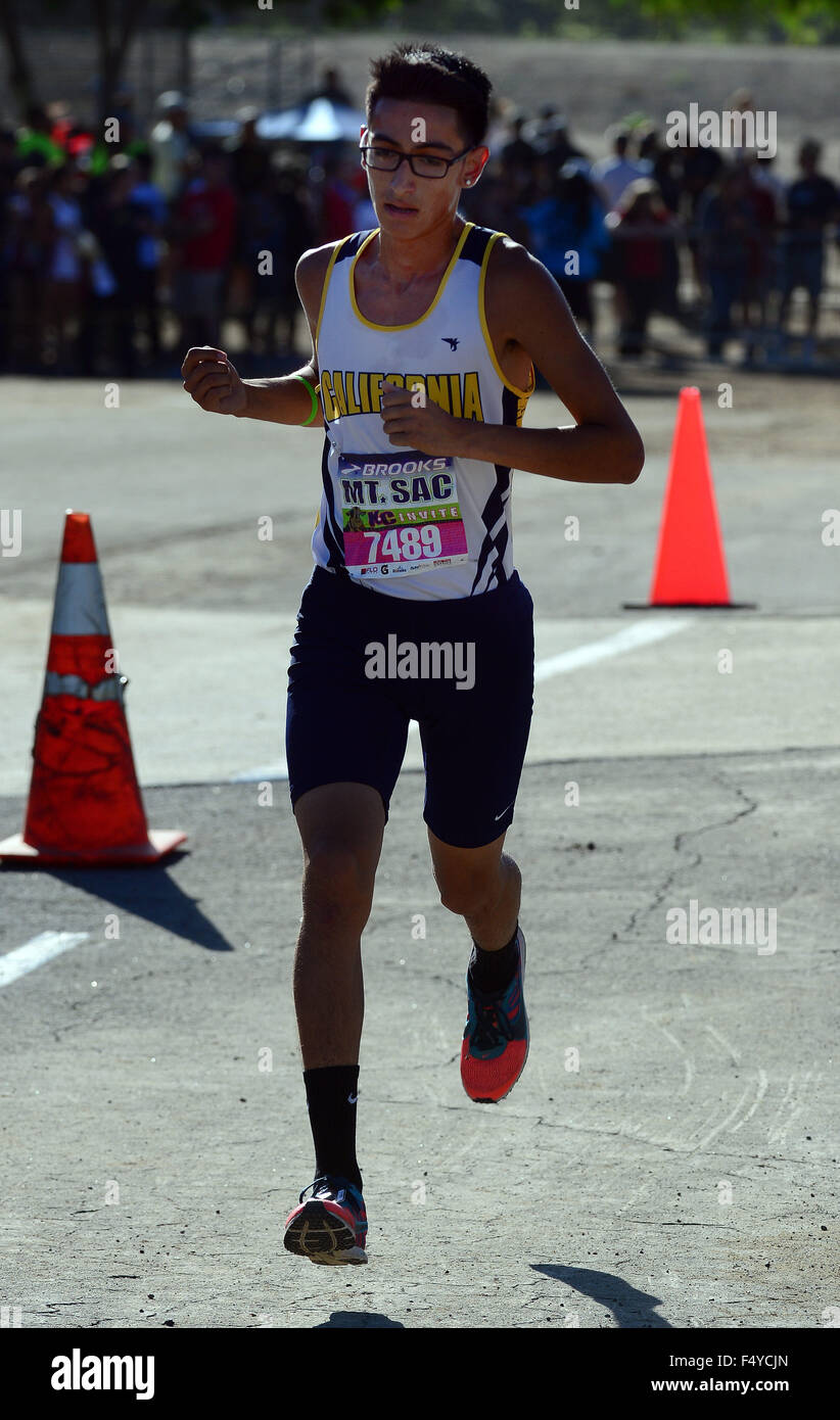 Walnut, Californie, USA. 23 Oct, 2015. La Californie Cuellar Cisco présente sur le concours de l'équipe au cours de la Mt. SAC Cross Country sur invitation répondre à Mt. San Antonio College en noyer, en Californie, le samedi, Octobre 24, 2015.(Photo de Keith Birmingham/ Pasadena Star-News) © San Gabriel Valley Tribune/ZUMA/Alamy Fil Live News Banque D'Images