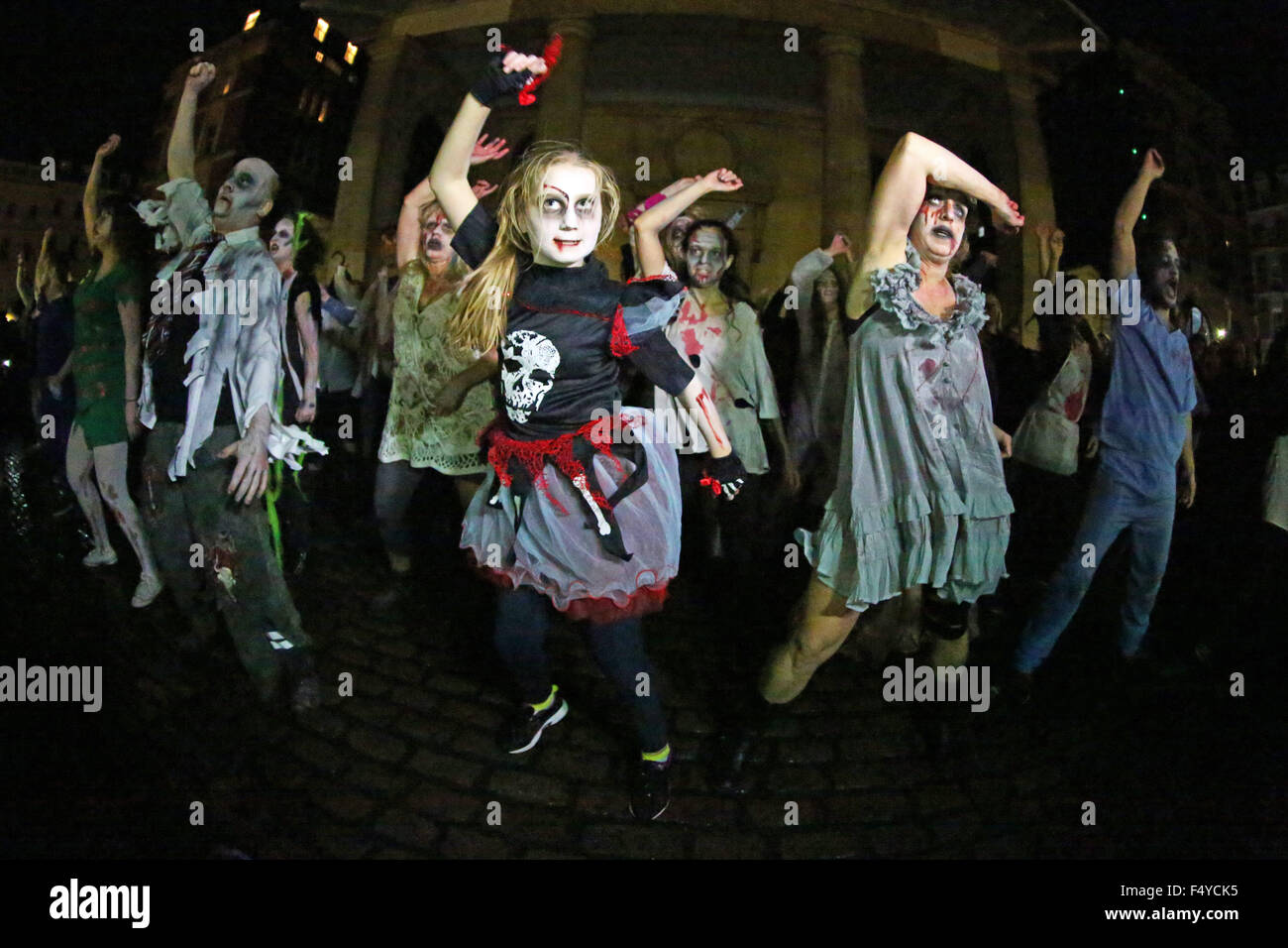 Londres, Royaume-Uni. 24 octobre 2015. Les participants déguisés en zombies à l'émotion le monde Zombie Flash Mob, Covent Garden, Londres, qui est un événement annuel mondial pour tenter de briser le record du plus grand nombre de personnes dansant simultanément à Michael Jackson's Thriller. Elle soulève également des fonds pour des causes caritatives et humanitaires. Crédit : Paul Brown/Alamy Live News Banque D'Images