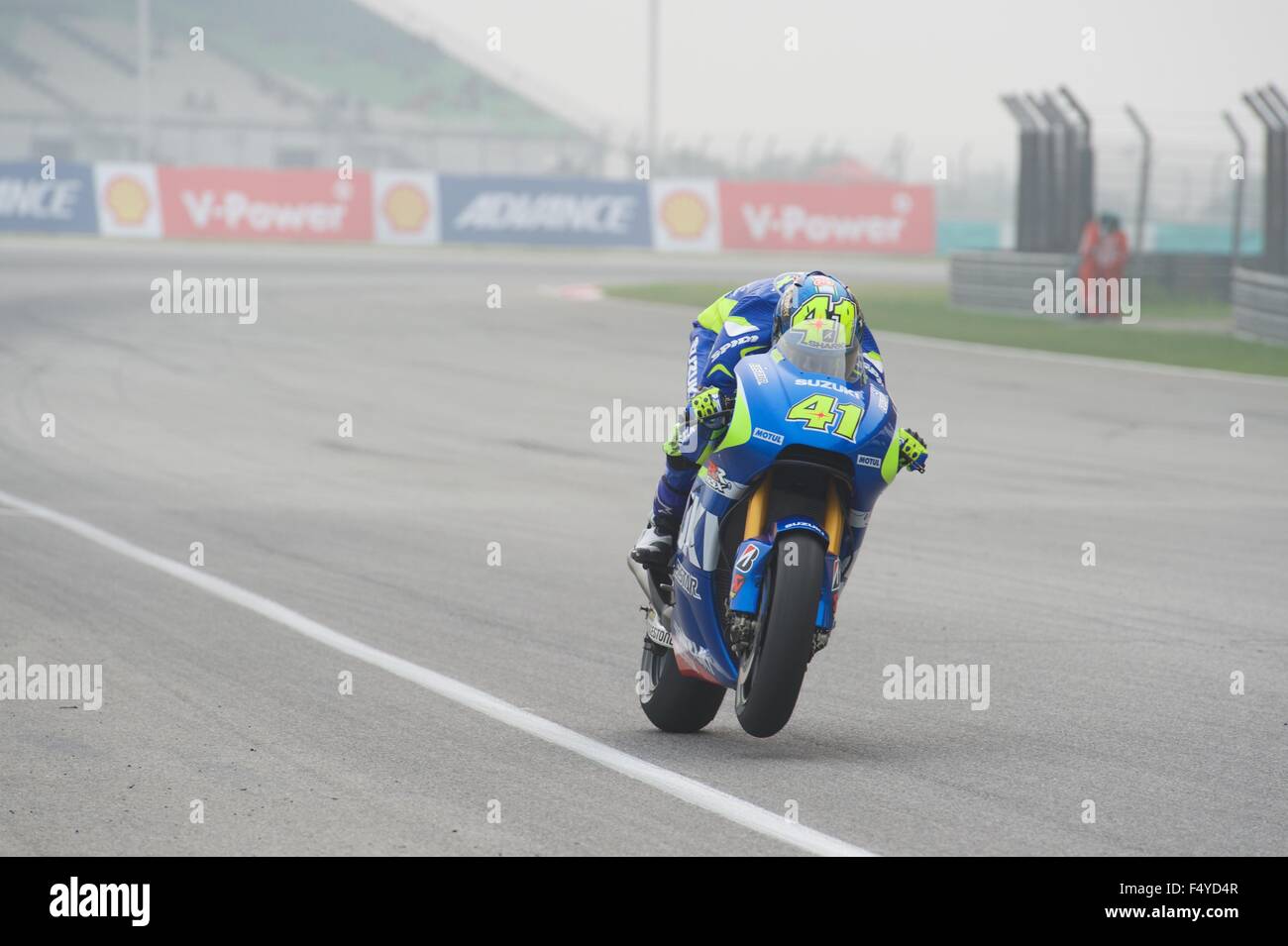 Le circuit de Sepang, en Malaisie. 24 Oct, 2015. Aleix Espargaro tire un wheelie sur sa Suzuki Moto GP lors des qualifications pour le Grand Prix moto de Malaisie Shell à Sepang Circuit. Banque D'Images