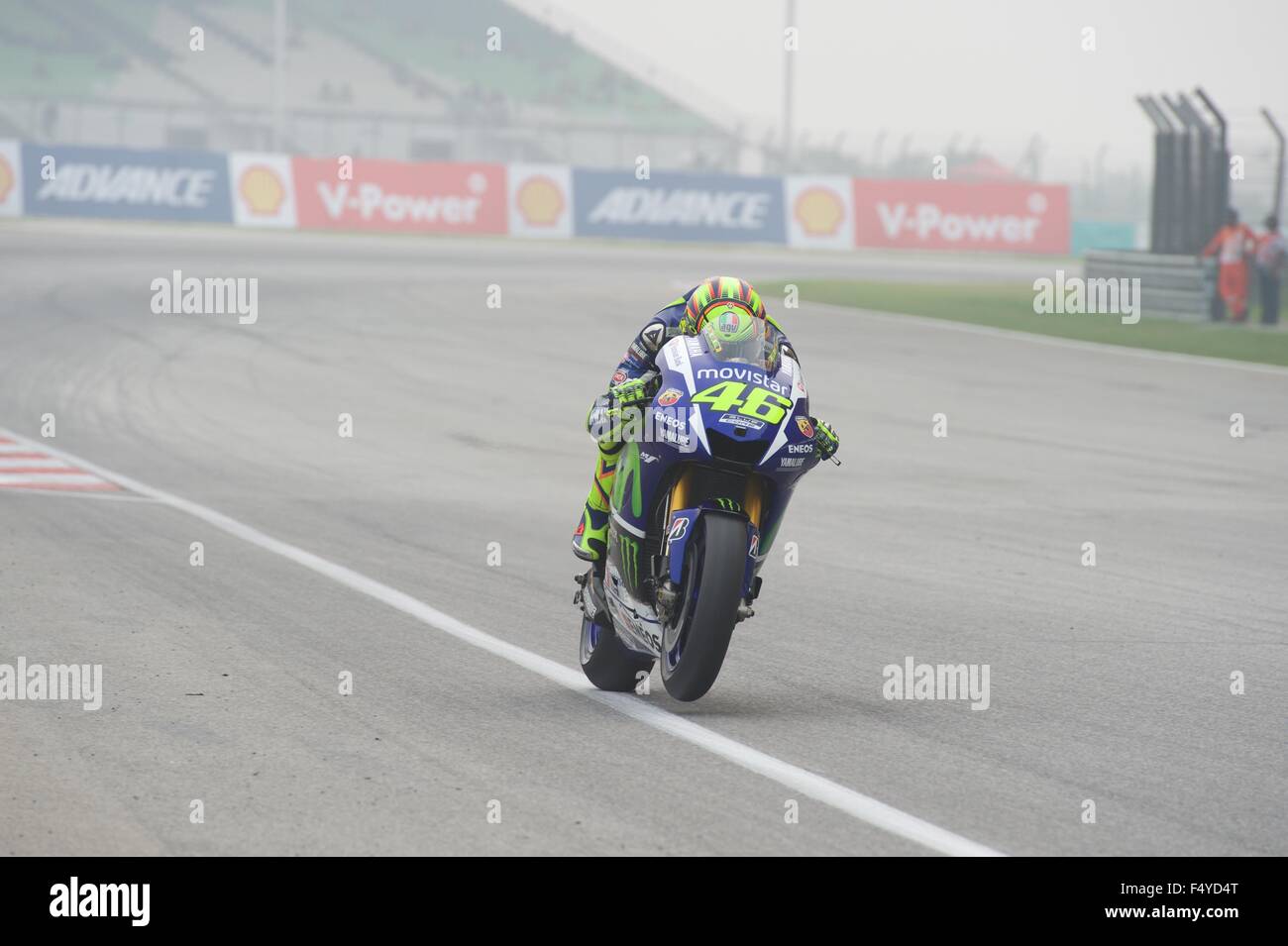 Le circuit de Sepang, en Malaisie. 24 Oct, 2015. Valentino Rossi tire un  wheelie sur sa moto GP Yamaha pendant les qualifications pour le shell le Grand  Prix moto de Malaisie à
