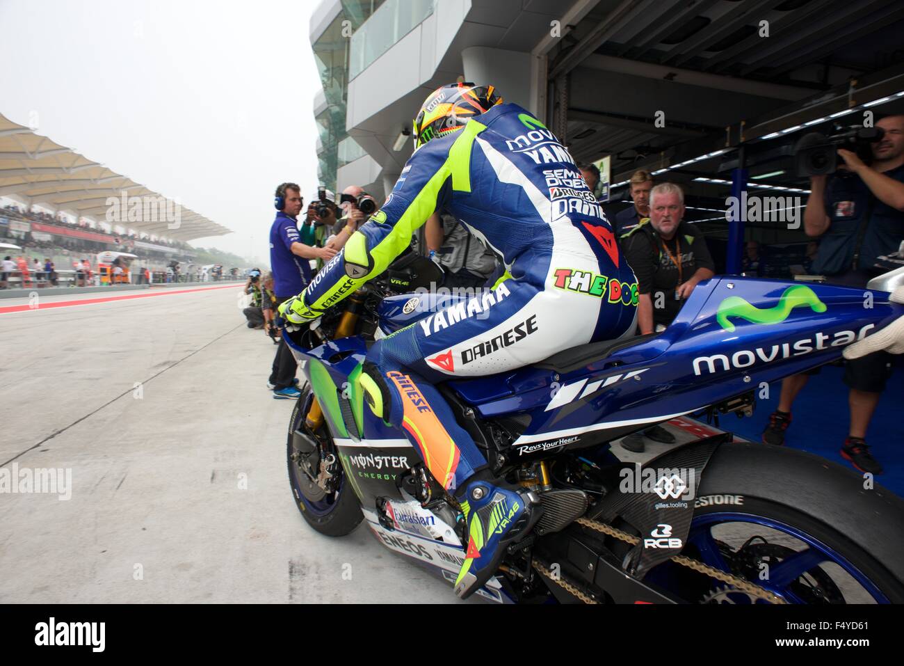 Le circuit de Sepang, en Malaisie. 24 Oct, 2015. Valentino Rossi revient sur sa moto GP Yamaha pendant les qualifications pour le shell le Grand Prix moto de Malaisie à Sepang Circuit. Banque D'Images